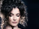 Dunkelhaarige Frau mit Locken