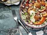 Jerusalem Bowl mit Falafel, Kürbis und Quinoa