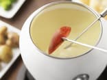 Käsefondue - Mit simplen Zutaten wie Wein, Brot und Käse kochen Sie ein Festmahl mit jeder menge Spaß für sich und Ihre Freunde