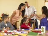 Familie bastelt für Weihnachten Karten - So gestalten Sie Weihnachtskarten ganz einfach selbst 