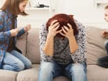 Kinder streiten, Mutter verzweifelt: So bleiben Sie stark in der Coronakrise