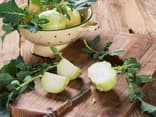 Kohlrabi zubereiten: So einfach geht's: Kohlrabi auf einem Tisch