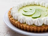 Limettenkuchen mit Sahne verziert
