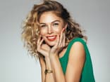 Eine Frau trägt den angesagten Balayage-Look Eine Frau trägt den angesagten Balayage-Look