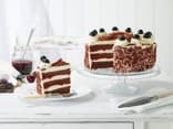 Aufwendige Sahnetorte mit Kirschen