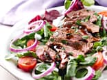 Steakstreifen auf frischem Salat  - Dieses Rezept ist ohne Kohlenhydrate