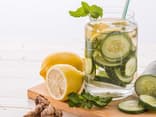Schlankdrink mit Zitrone, Gurke, Wasser