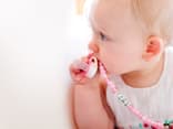 Baby mit seiner selbstgemachten Schnullerkette