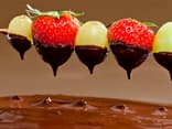 Erdbeeren und Weintrauben mit flüssiger Schokolade