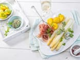 Spargel mit rosa Pfeffer und Kerbelbutter