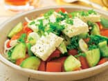 Tomaten-Gurken-Salat mit Feta und Gemüse, frisch aus dem Garten - Ein toller Salat für den Sommer