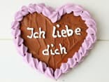 Ein selbstgemachtes Lebkuchenherz eignet sich besonders gut als Geschenk für den Valentinstag