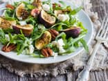 Würziger Salat garniert mit Feigen