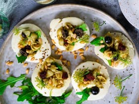Nudelsalat auf Mozzarella 