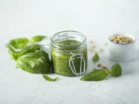 Basilikum-Pesto im Einmachglas 