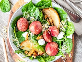 Rote-Bete-Knödel mit Salat 