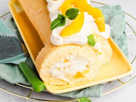 Biskuitrolle mit Mango & Pfirsich