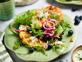 Hähnchen-Ananas-Salat mit Blaubeeren