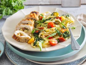 Pesto-Hähnchen mit Tomaten-Rucola-Tagliatelle