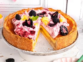 Schmandtorte mit Brombeeren