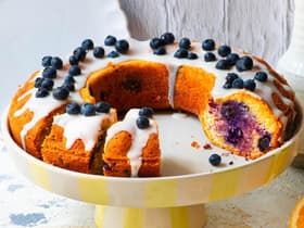 Marmor-Kranzkuchen mit Heidelbeeren 