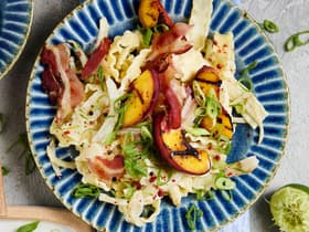 Pfirsich-Pasta mit Fenchel, Speck & Limettencreme