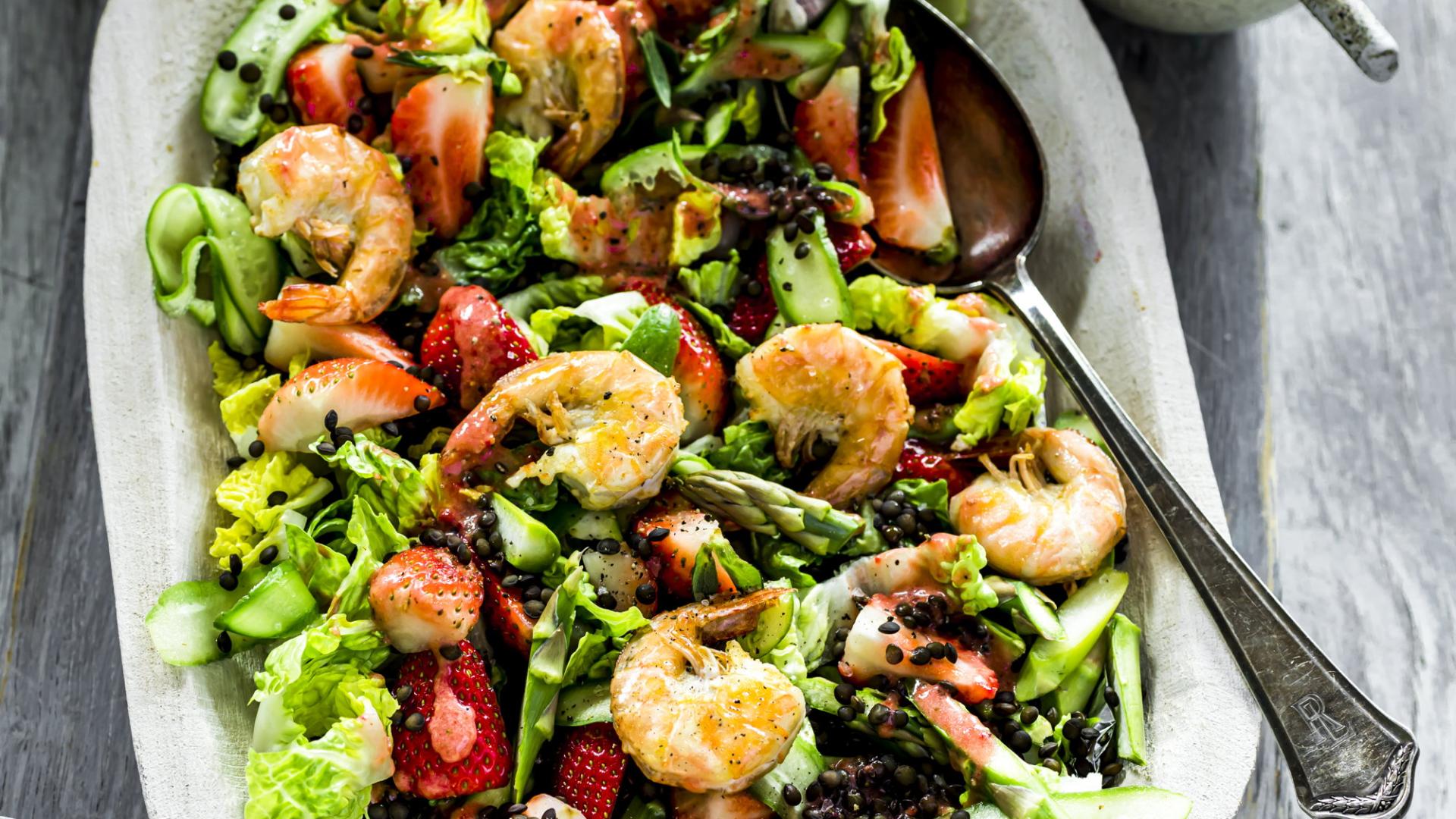 Rezept für Erdbeer-Gurken-Salat mit Garnelen