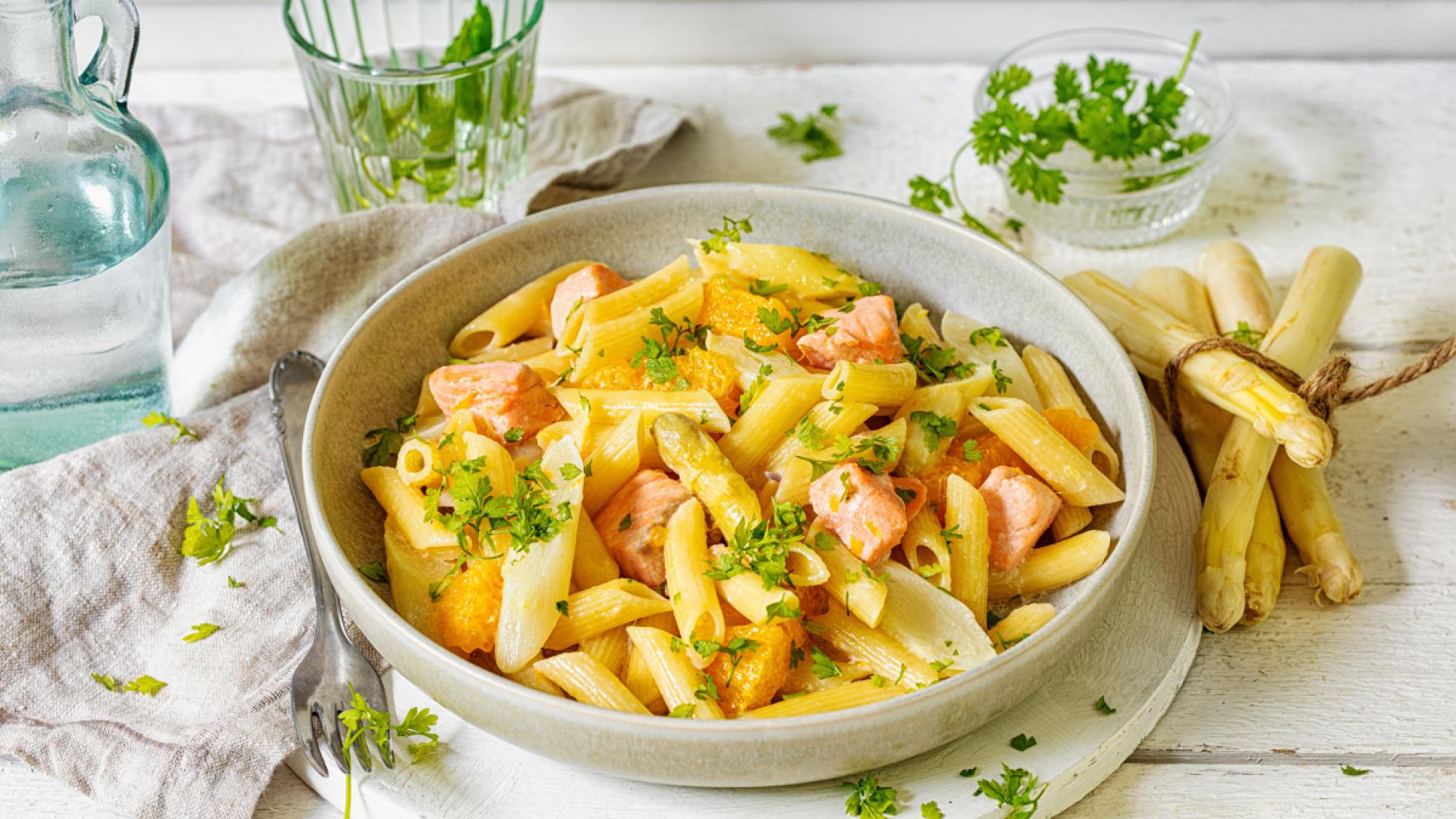 Unser Rezept für cremige Spargel-Lachs-Pasta werden Sie lieben