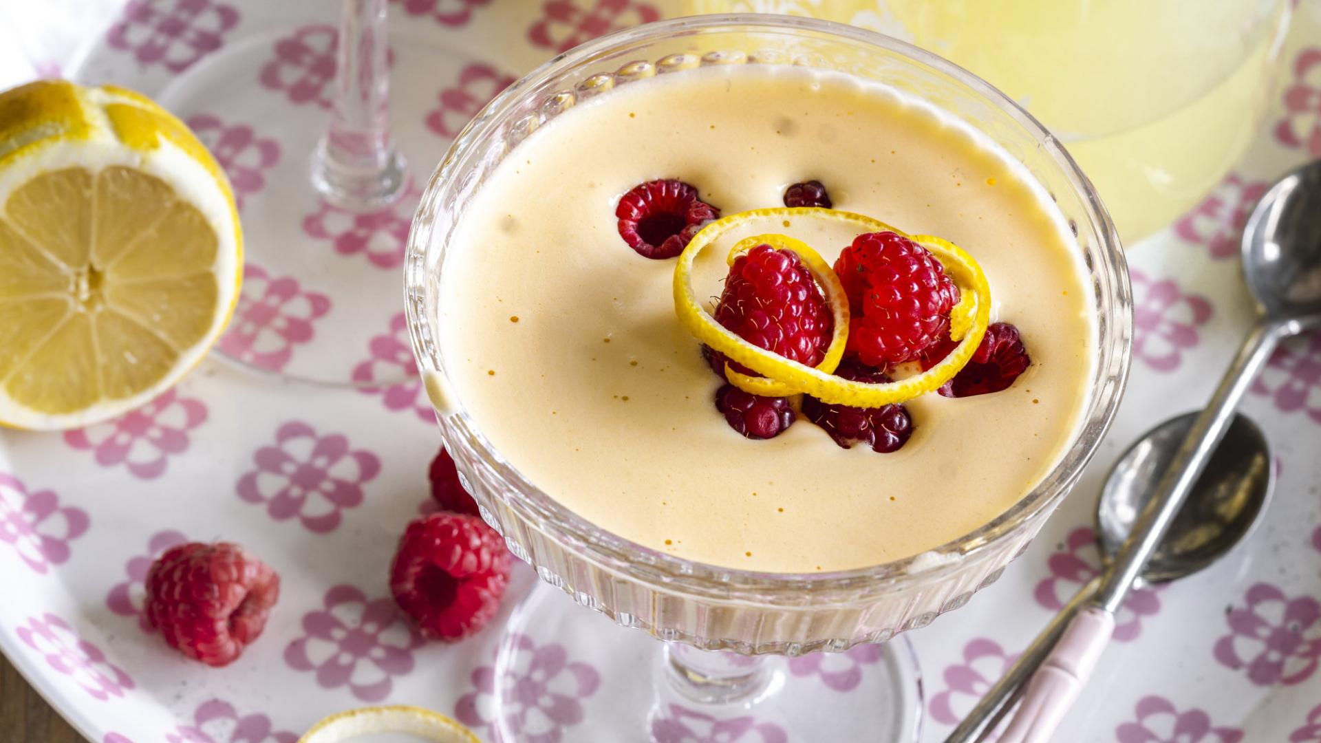 Zitronen-Sabayon Rezept mit Himbeeren Zitronen-Sabayon Rezept mit Himbeeren