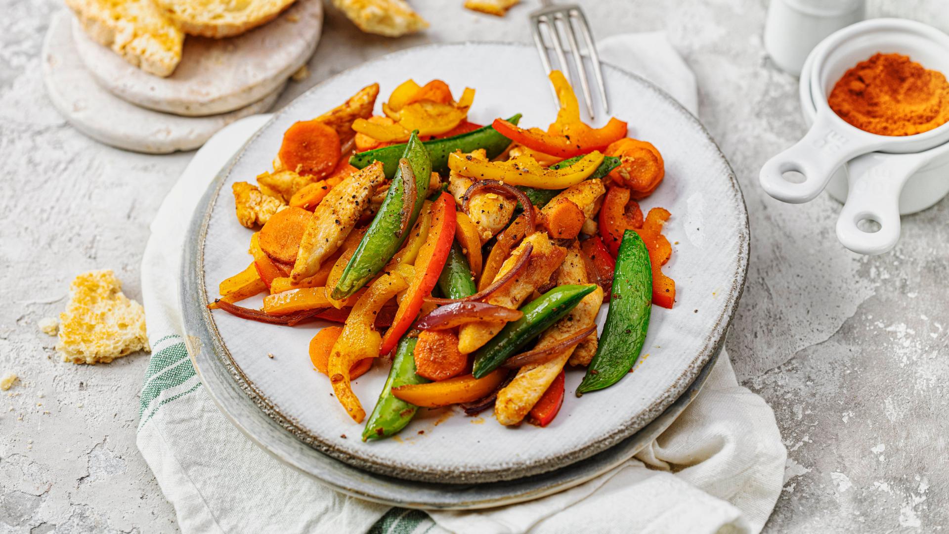 Schnelle Hähnchenpfanne mit buntem Gemüse
