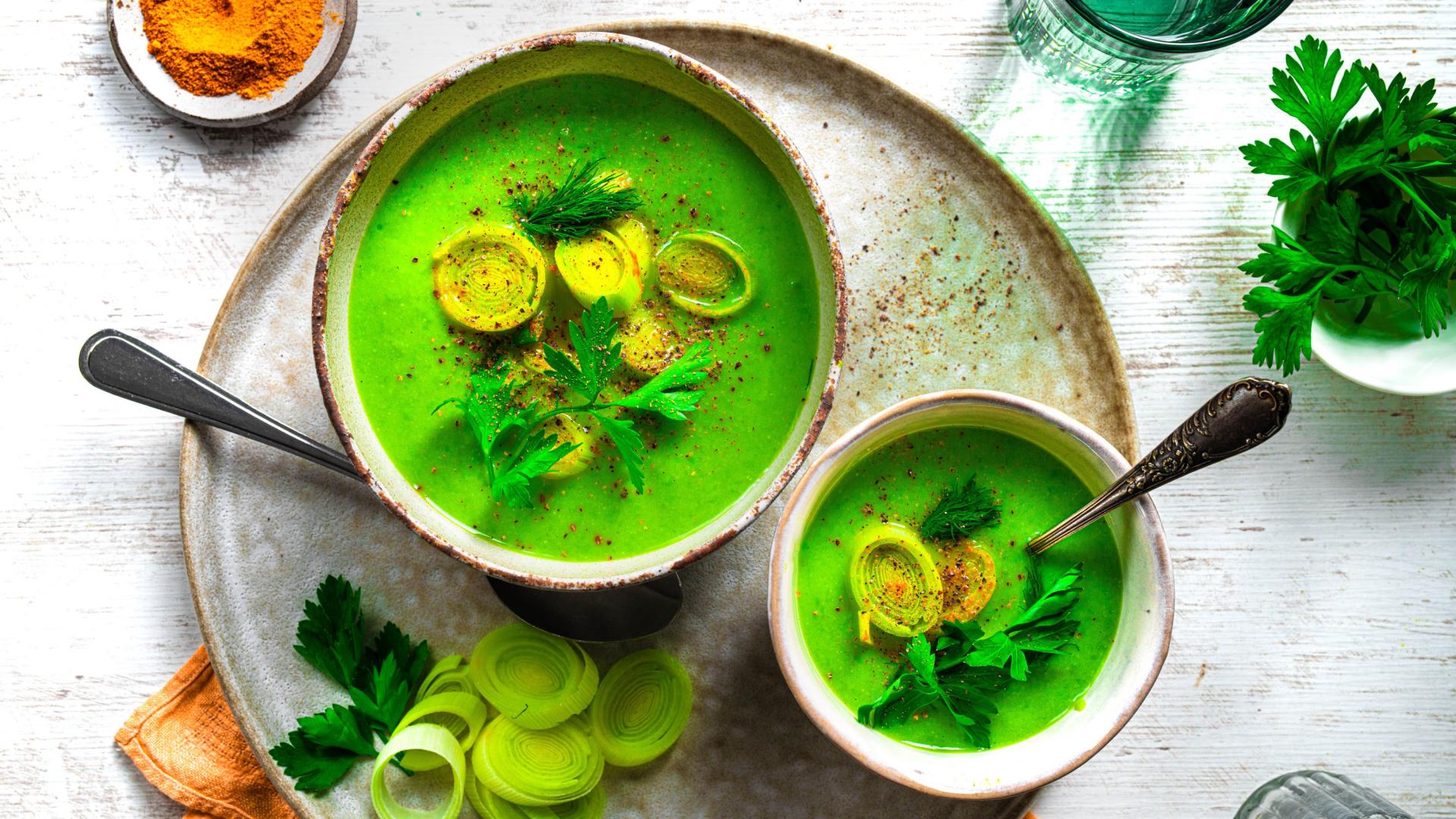 Erbsencremesuppe mit Kurkuma-Lauch