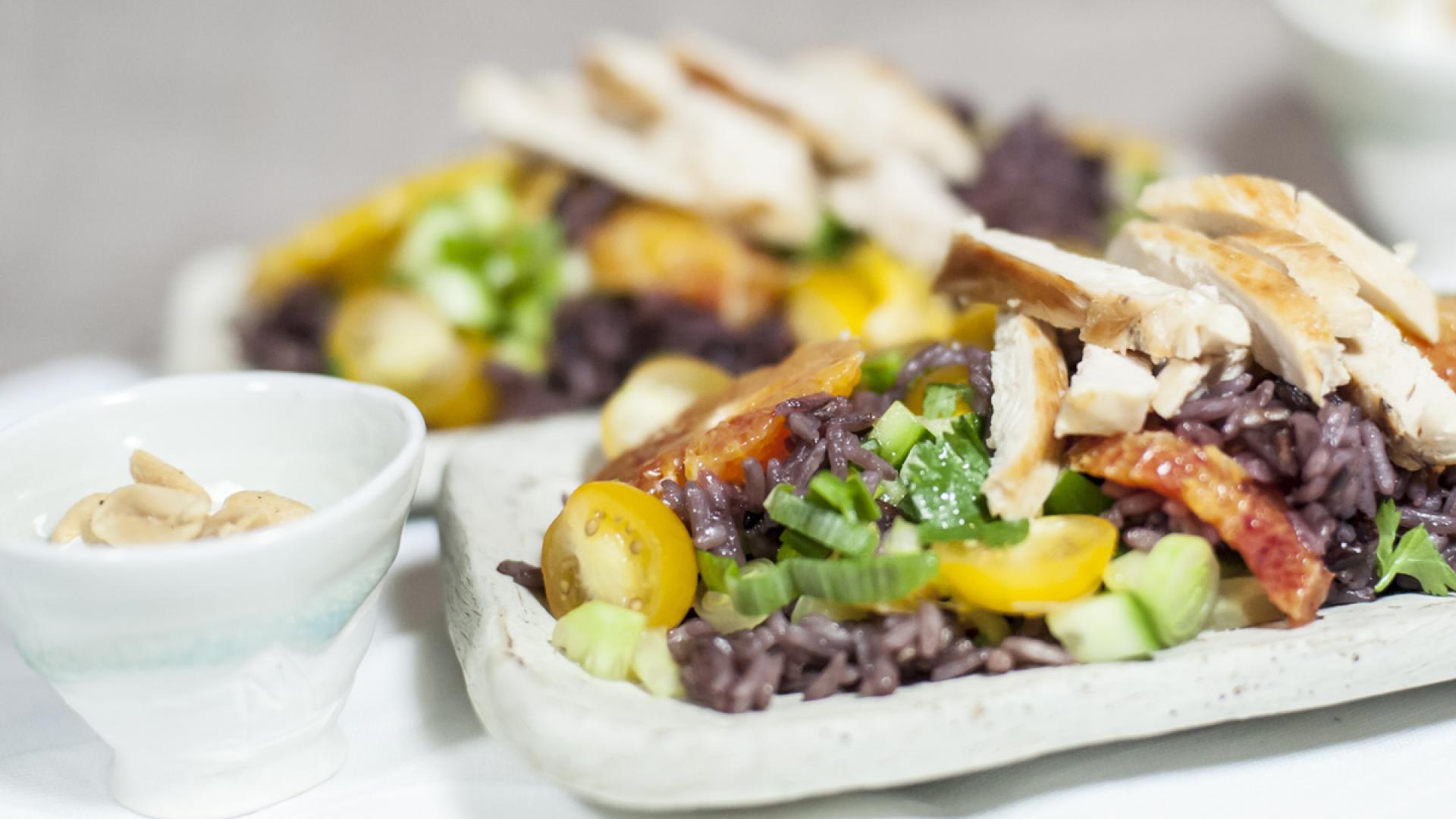 Rezept: Lauwarmer Orangen-Reissalat mit gebratenem Hühnchen