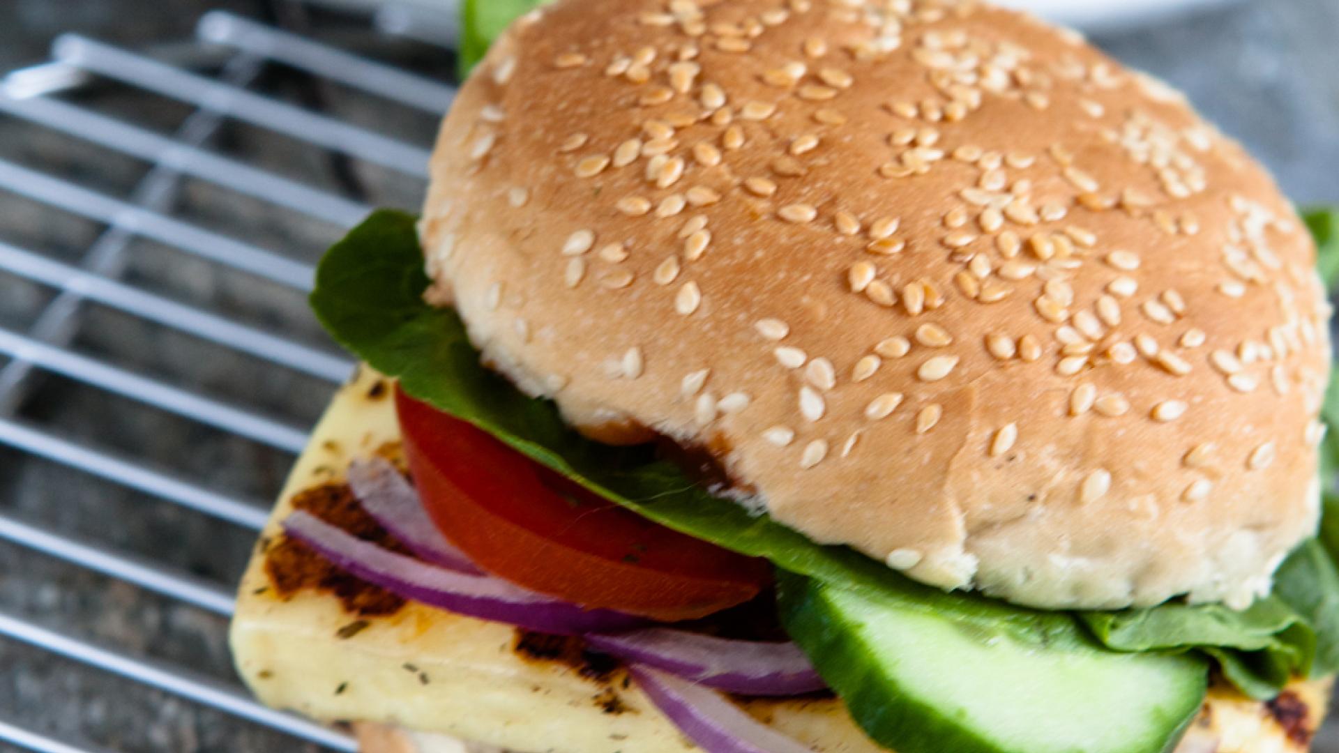 Falafel-Grillkäse-Burger und Erdbeer-Avocado-Salat
