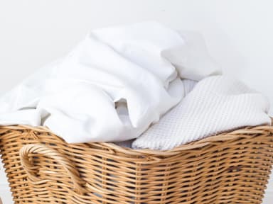 Weiße Wäsche waschen: Hausmittel für strahlendes Weiß