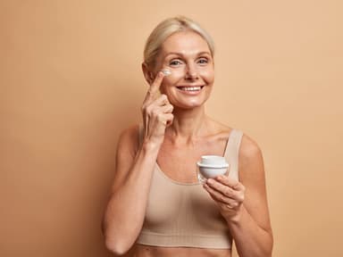 Die 5 besten Gesichtscremes für die Haut ab 60
