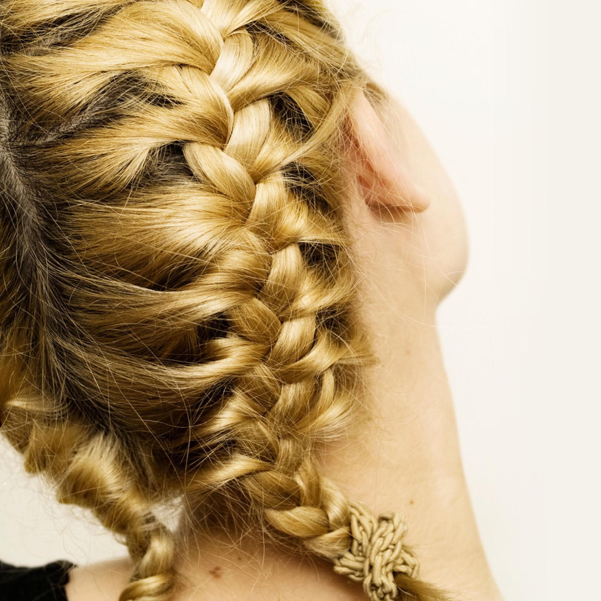 обратный колосок. французские косы на средние волосы. объемная французская коса. колосок французская коса наоборот.