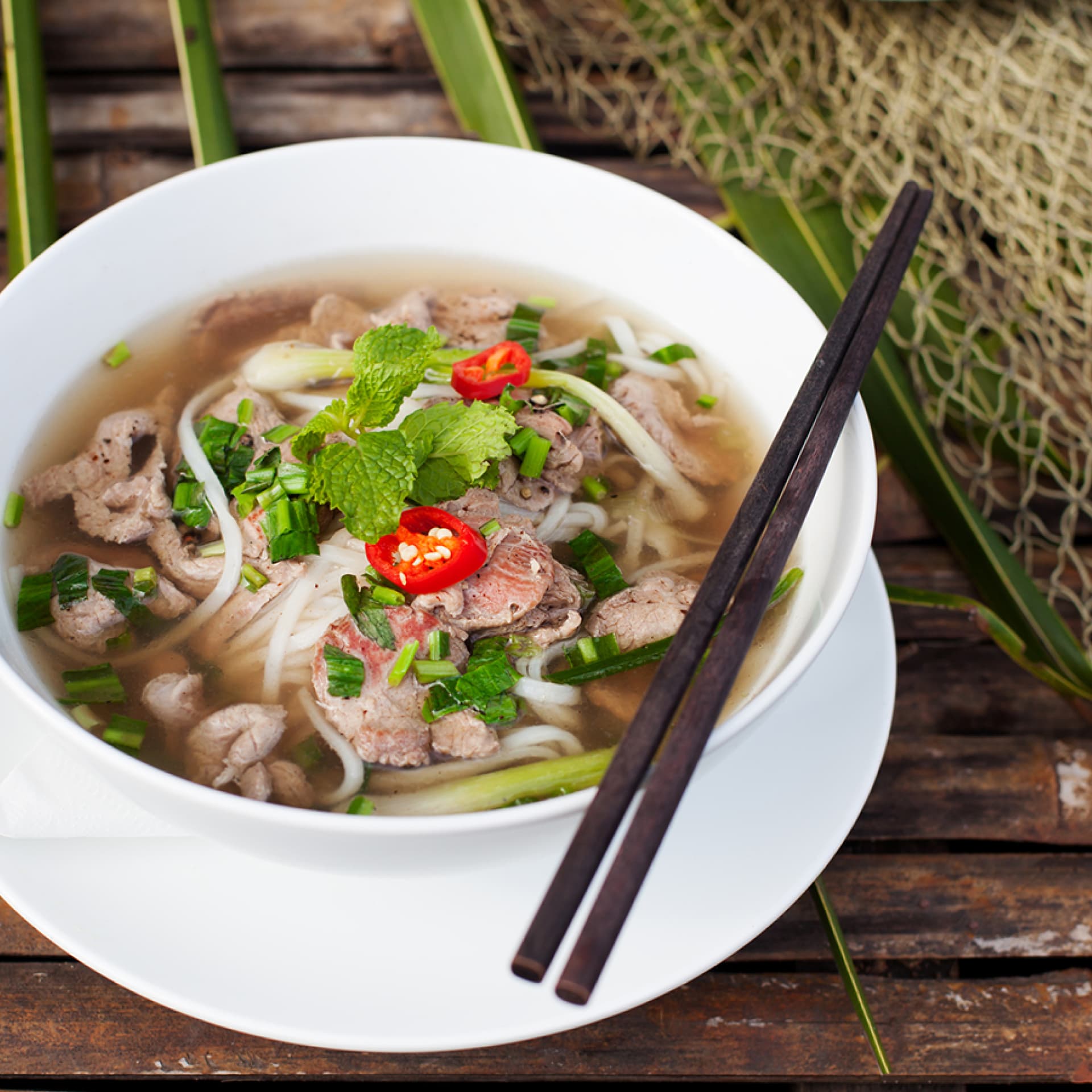 Vietnamesische Pho Bo Suppe 
