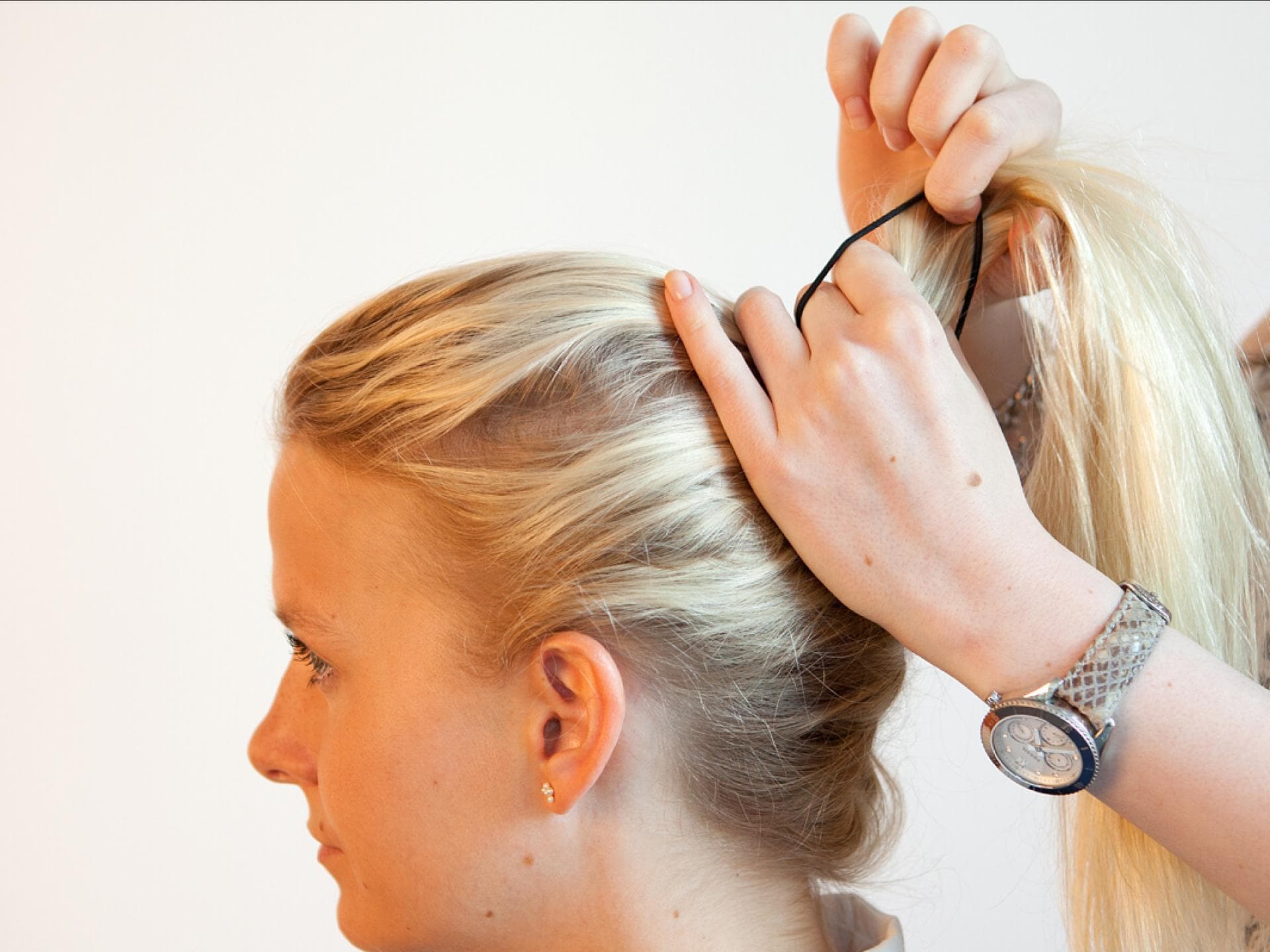 anleitung dutt mit geflochtenem nacken