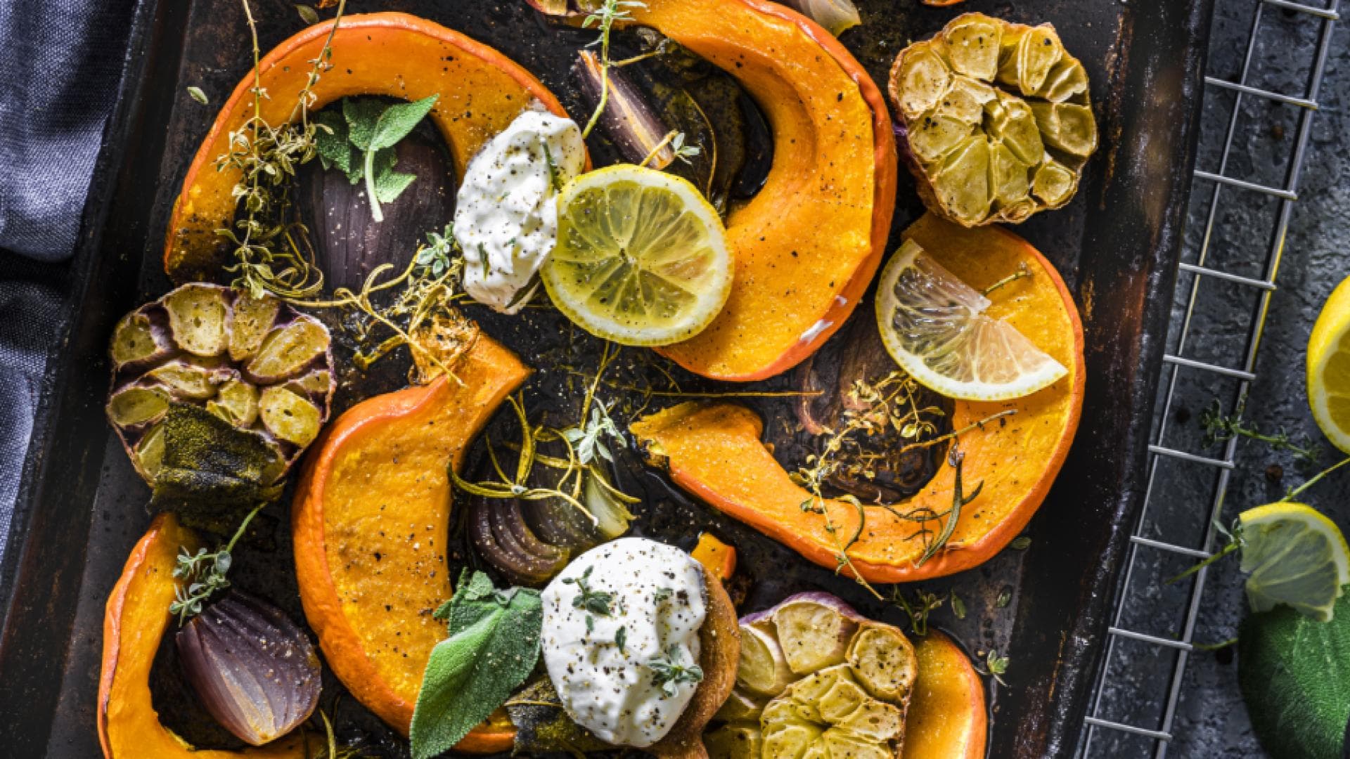 Abnehmen mit Kürbis: Rezept für Hokkaido-Spalten aus dem Ofen Abnehmen mit Kürbis: Rezept für Hokkaido-Spalten aus dem Ofen