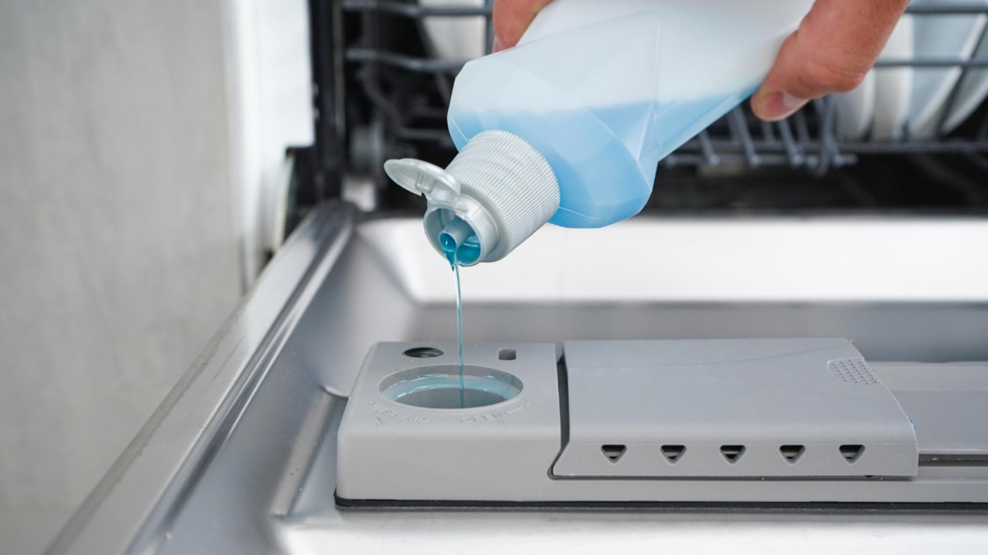 Achtung Darum sollten Sie keinen Klarspüler für Geschirr verwenden