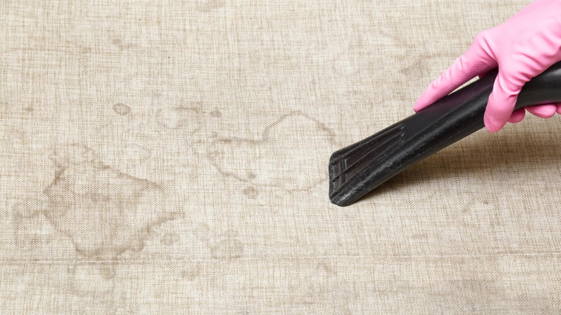 Wasserflecken effektiv entfernen mit diesen Hausmitteln