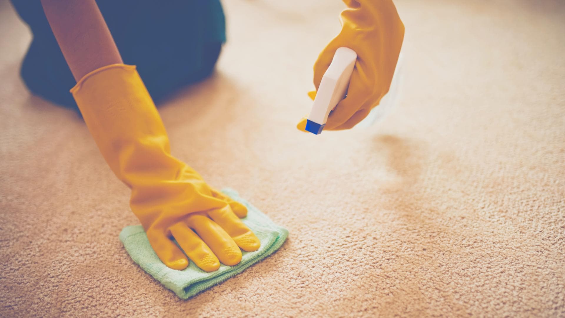 Erbrochenes entfernen Hausmittel gegen Flecken und Geruch