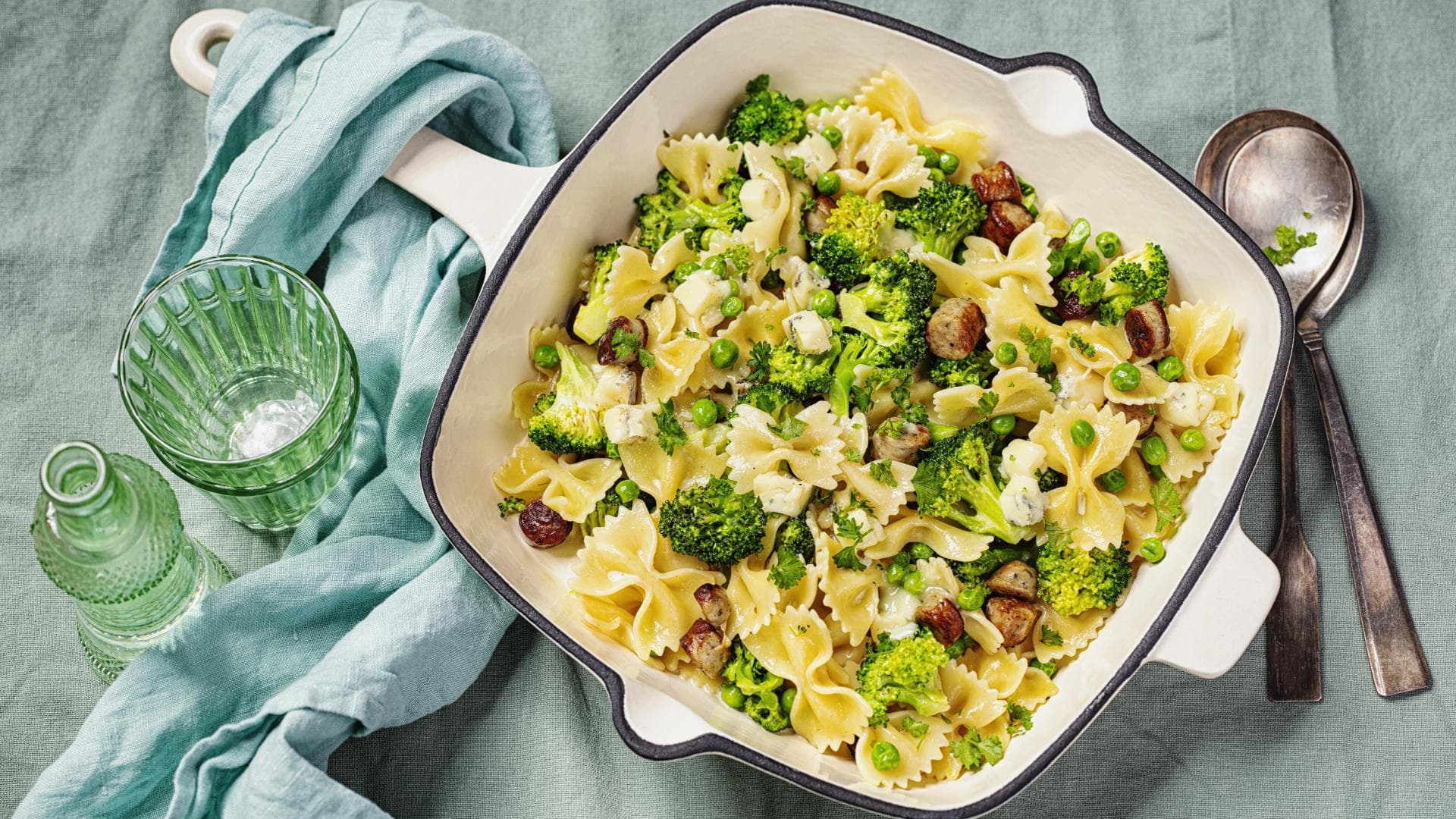 Nudelpfanne mit Bratwürstchen und Gorgonzola