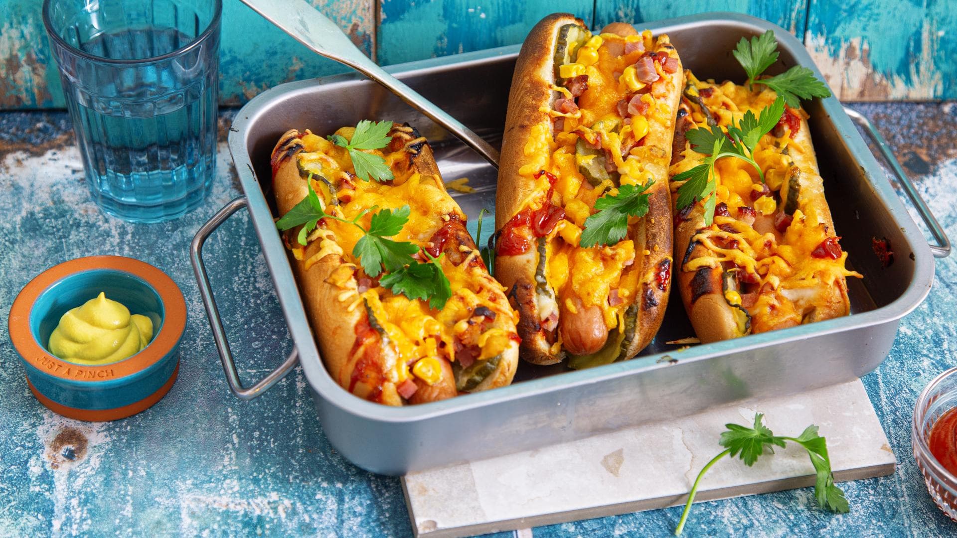 Überbackene Hot Dogs aus dem Ofen