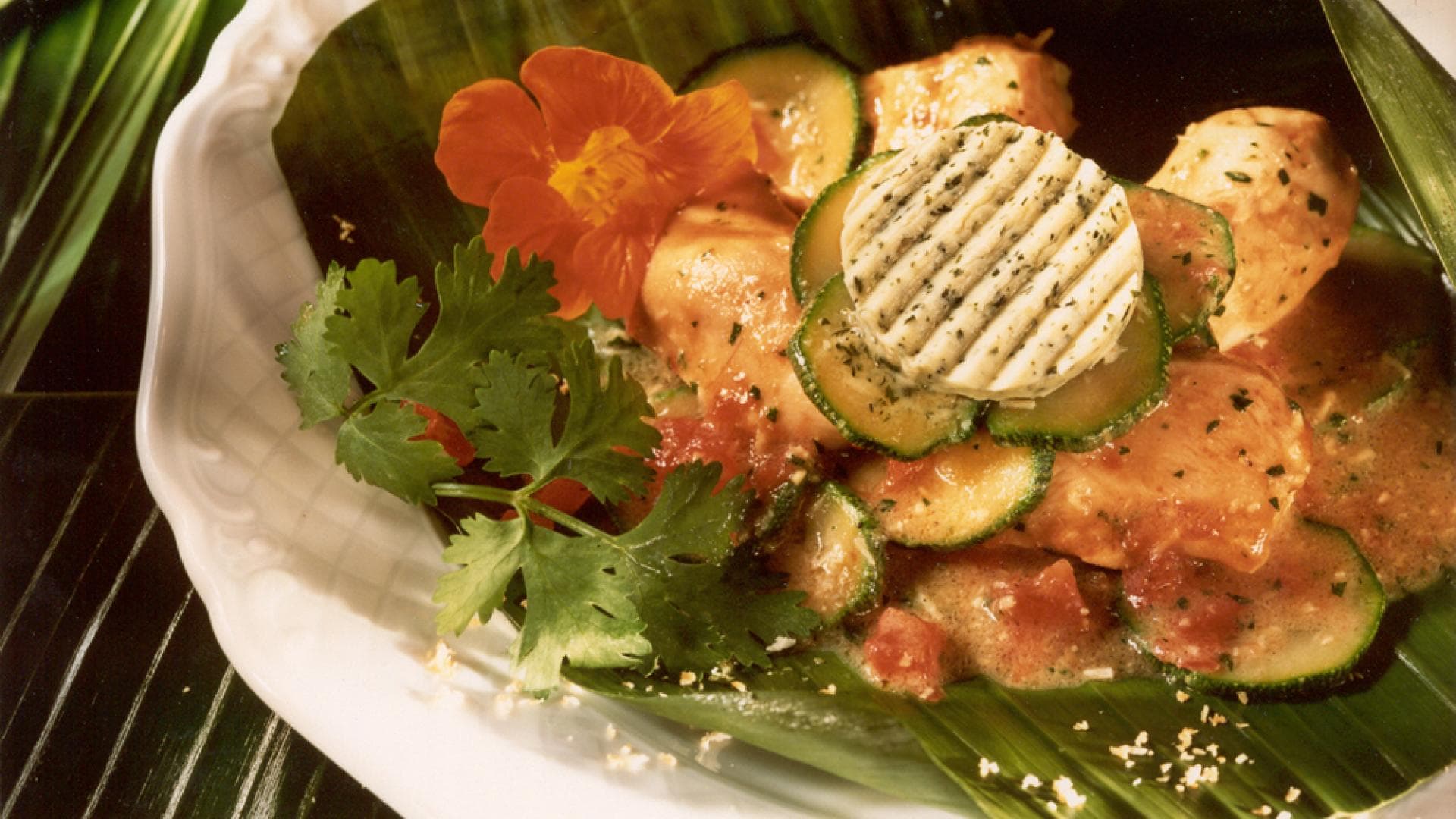 Hähnchenbrustfilet im Bananenblatt gegrillt