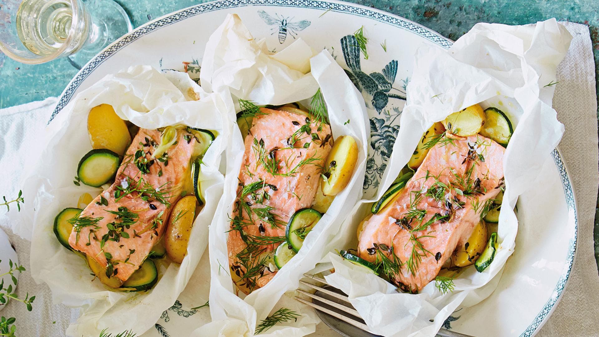 Rezept für Lachsfilets im Pergament mit Dill-Aioli Rezept für Lachsfilets im Pergament mit Dill-Aioli