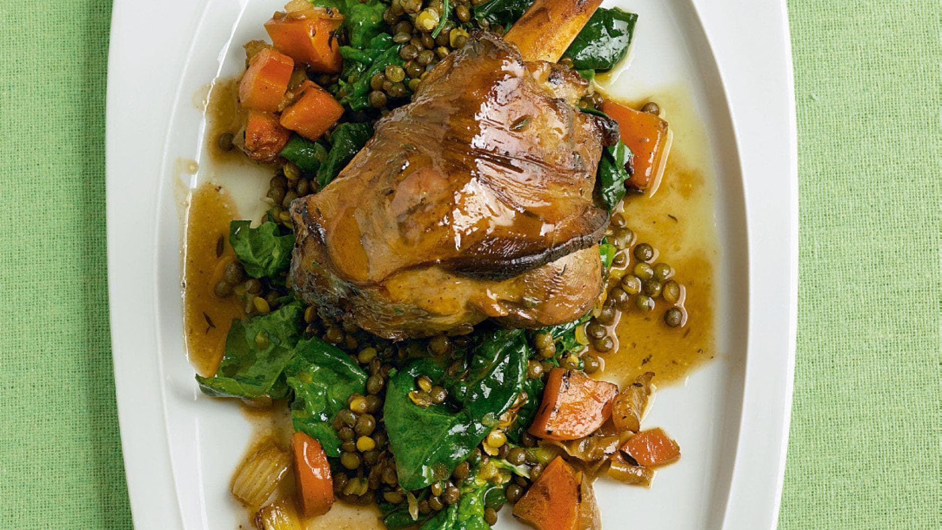 Lammhaxe mit Spinat-Linsengemüse