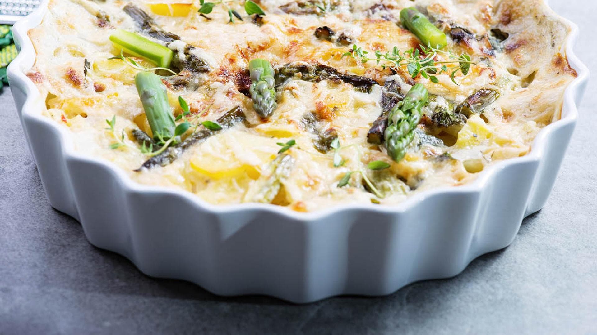 Spargel-Kartoffel-Auflauf mit Tomatensauce