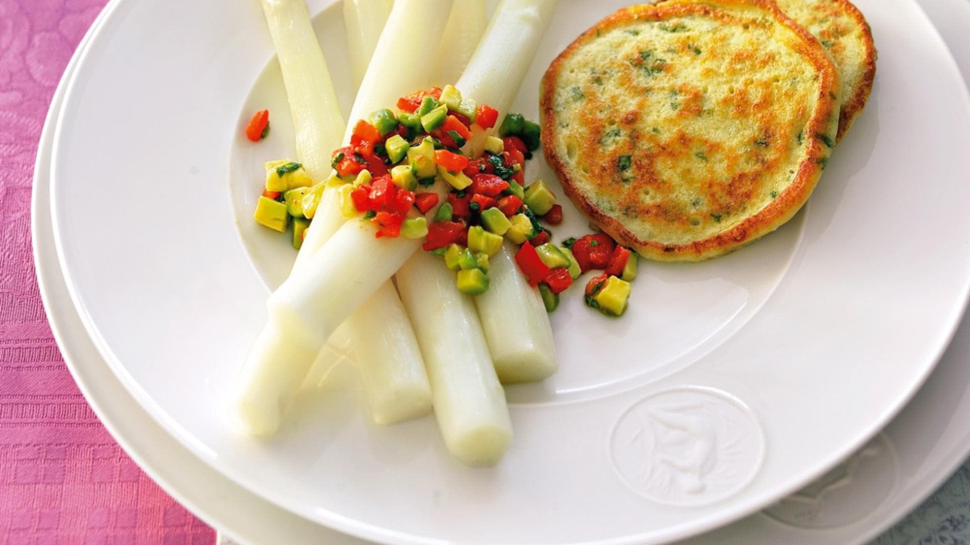 Spargel mit AvocadoSalsa